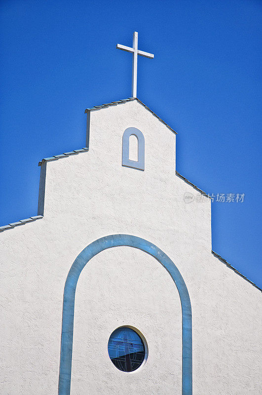 Mission Style Church和Cross Against Blue Sky